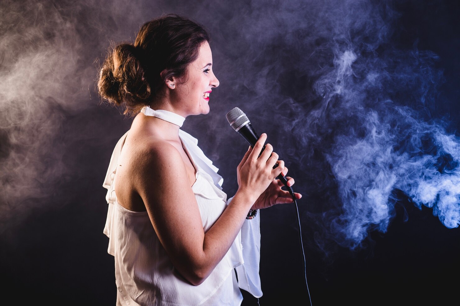 mujer-joven-canto_23-2147643429