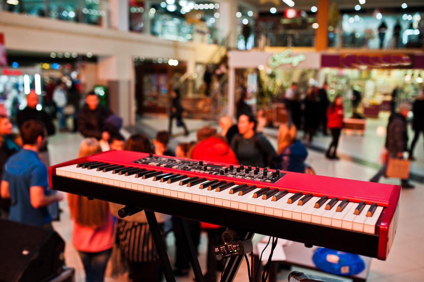 piano-audio-escenario-sala-conciertos-detras-pueblos_627829-6099